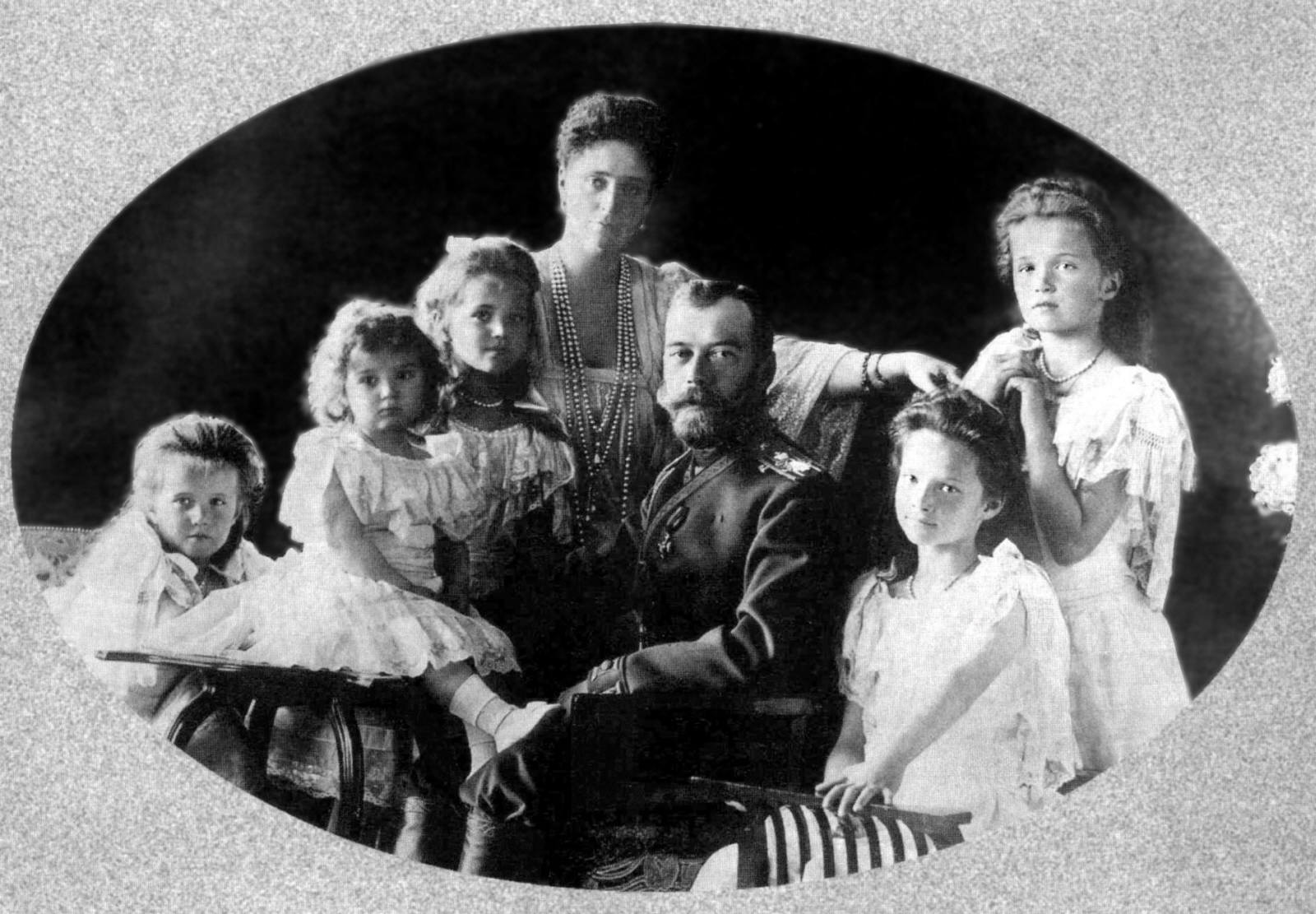 Russian Emperor of Russia, Nikolas II, with his family, in 1906.